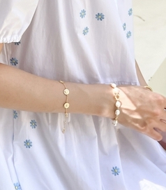attrangs-手鏈<br>아뜨랑스-아뜨랑스 - ac5118 볼드한 담수진주와 포인트 체인으로 완성된 브레이슬릿 bracelet