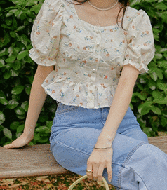 common-unique-襯衫<br>커먼유니크-[TOP] FLOWER PEARL BUTTON SMOKE 1/2 BLOUSE